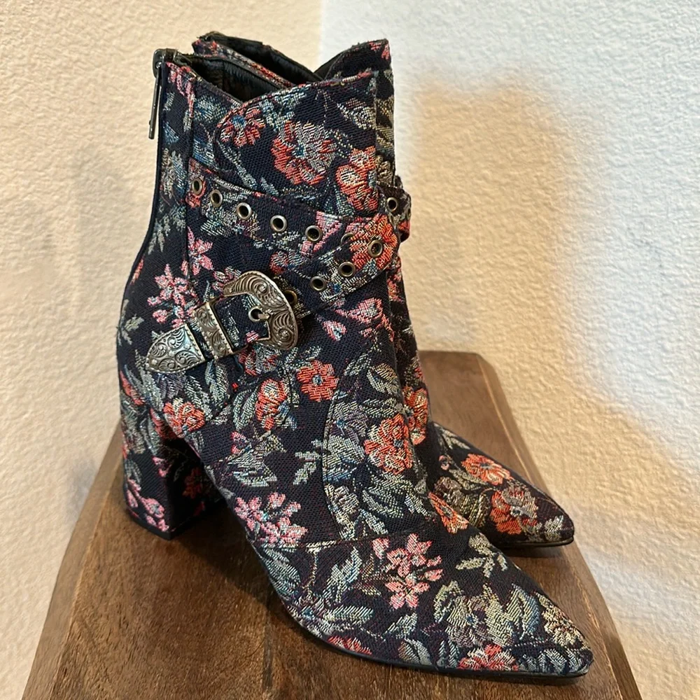 Badgley Mischka Collection Morrisey Brocade Bootie Size 81/2 - Picture 1 of 13